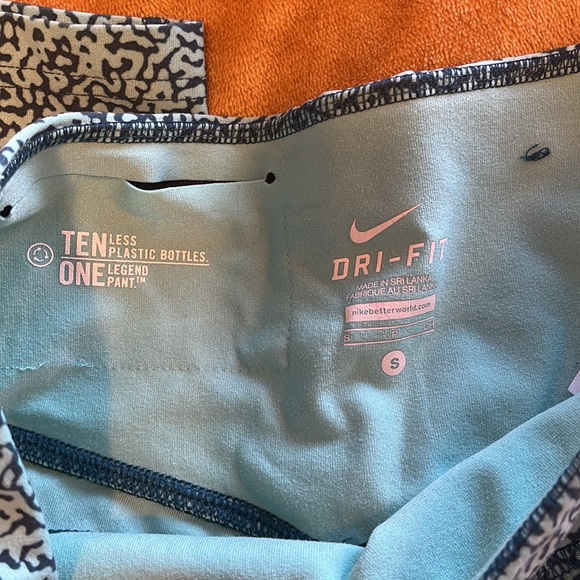 Nike Dri-Fit Patterned Half Tights - Picture 2 of 5
